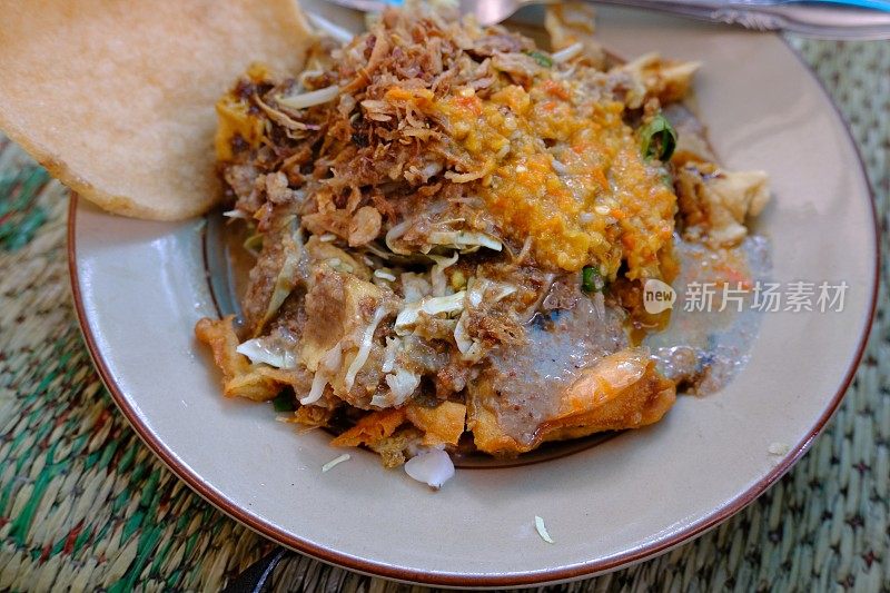 Tahu Gimbal是印尼三宝垄市的一道流行菜肴，由炸豆腐、切碎的生白菜、年糕、豆芽和鸡蛋制成